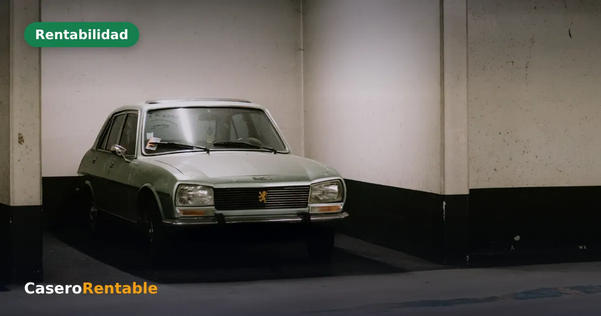 Plaza de garaje con un coche aparcado entre dos pilares