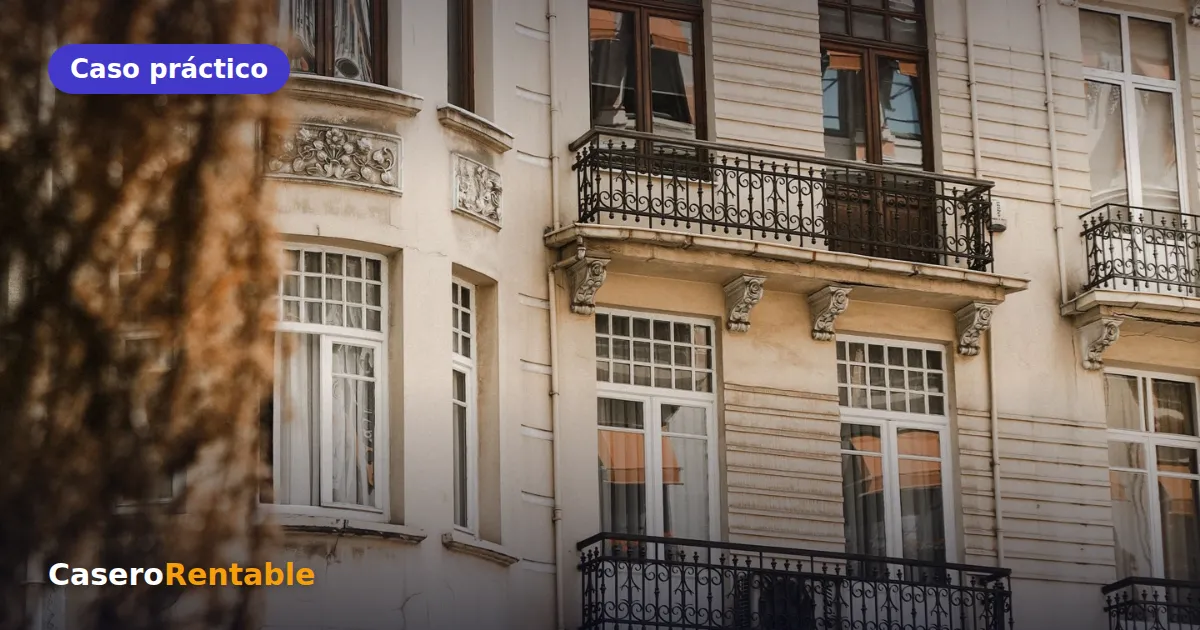 Fachada clásica de un edificio de viviendas con balcones