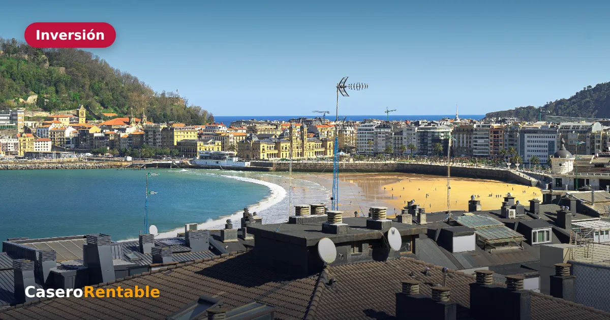 Tejados de una ciudad española con la bahía y la playa al fondo