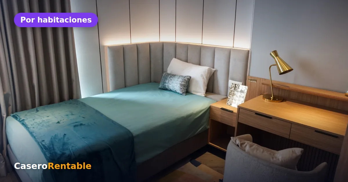 Habitación individual con cama, escritorio y lámpara