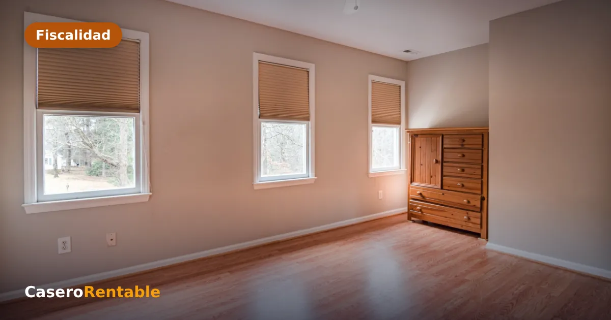 Dormitorio vacío sin muebles con suelo de madera y tres ventanas
