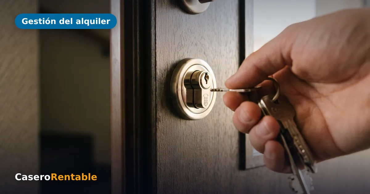 Mano con un llavero abriendo la cerradura de seguridad de la puerta de un piso