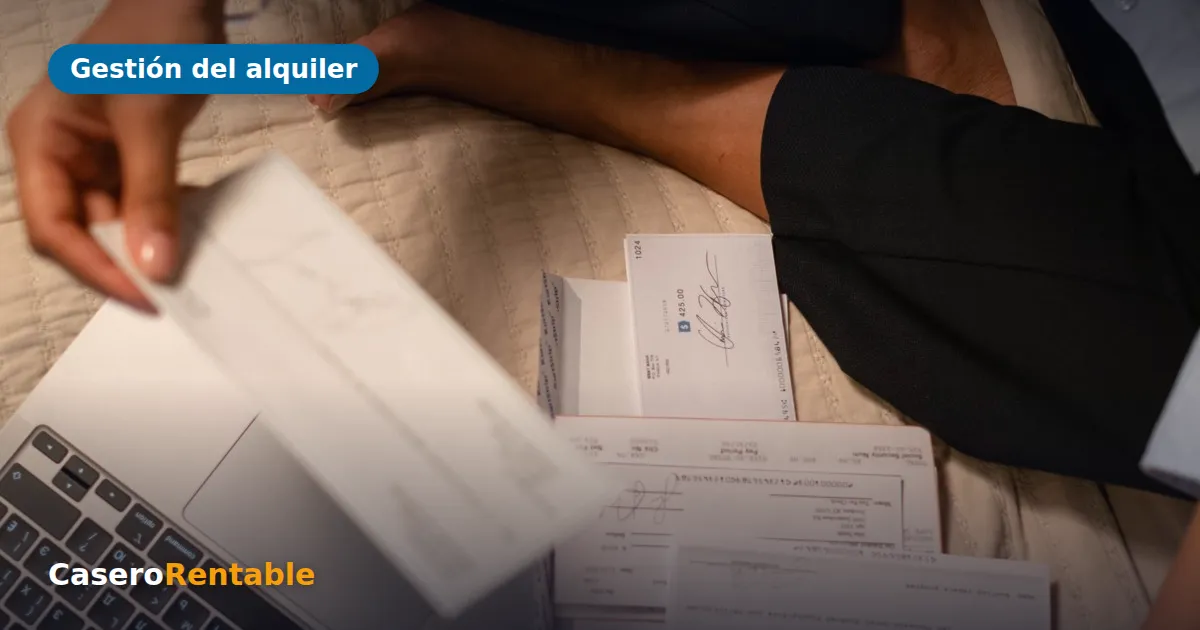 Documentos y ordenador portátil para hacer un trámite online