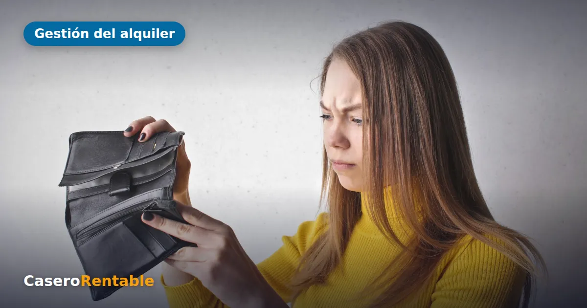 Mujer preocupada mirando una cartera vacía