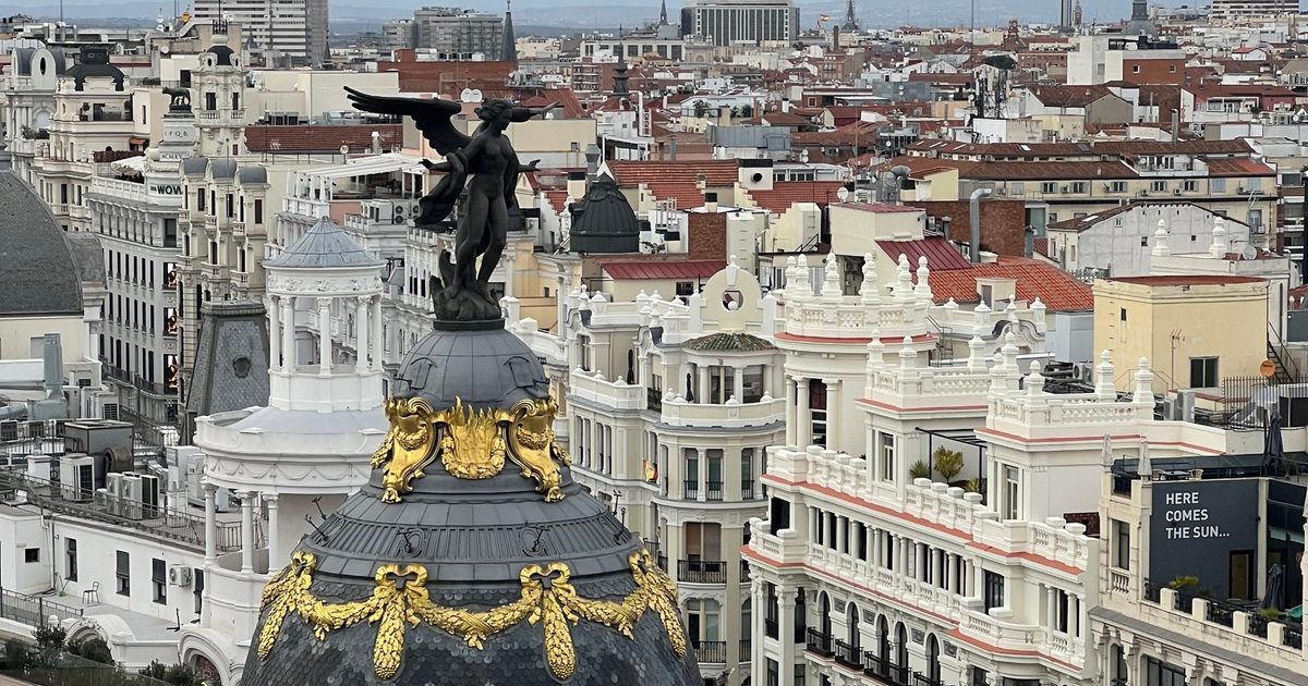 Cúpula del edificio Metrópolis y tejados del centro de Madrid vistos desde una azotea