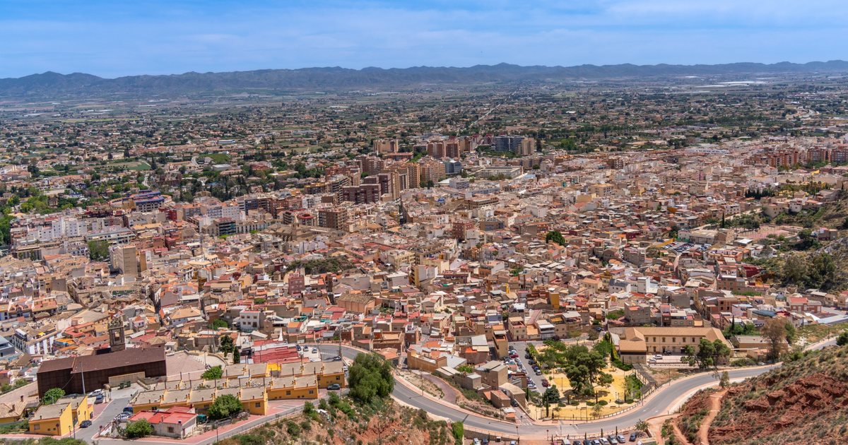 Vista panorámica desde un mirador de las casas y bloques de viviendas de una ciudad de la Región de Murcia