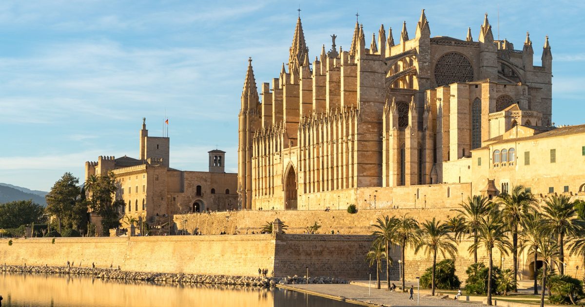 Catedral de Palma de Mallorca al atardecer reflejada en el estanque del Parc de la Mar