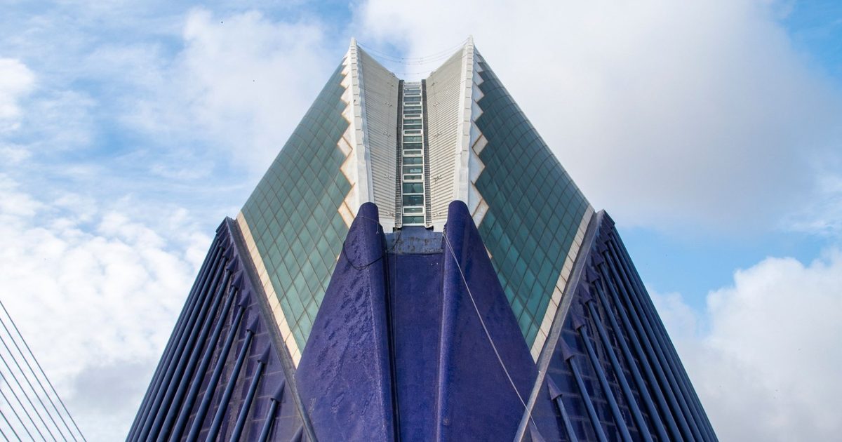Edificio moderno de azul y vidrio en la Ciudad de las Artes y las Ciencias de Valencia