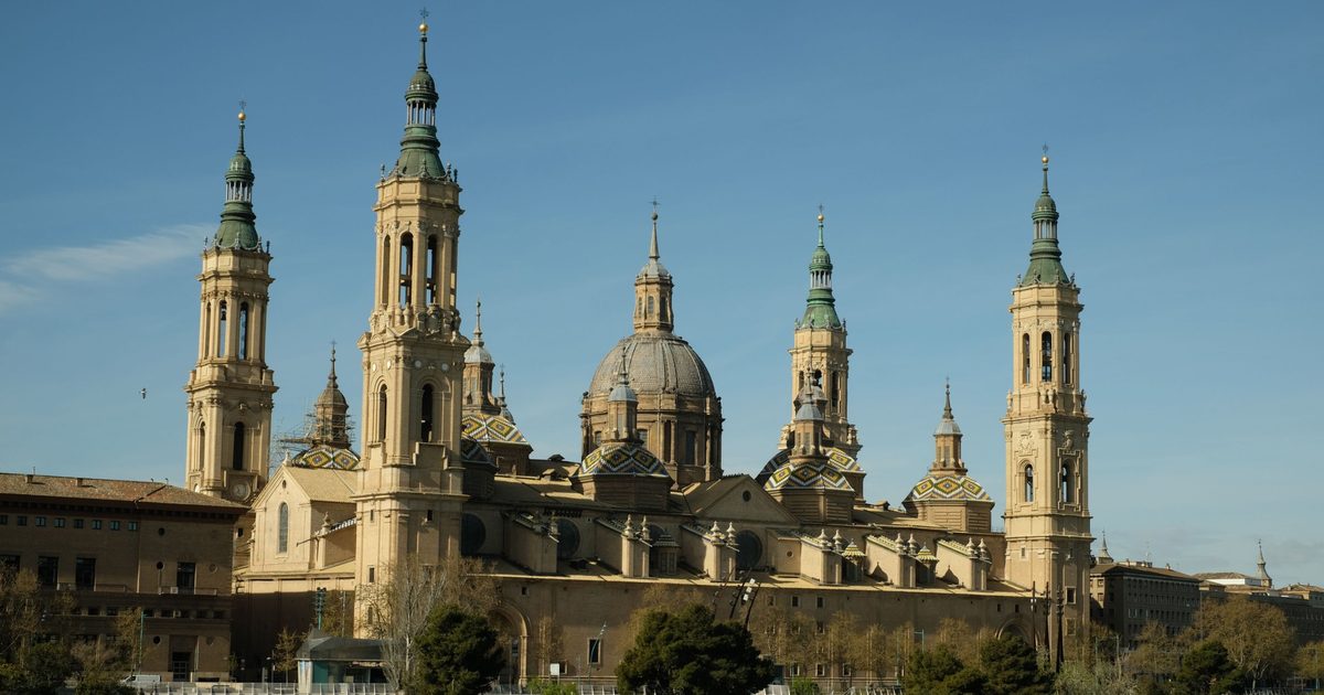 Basílica del Pilar de Zaragoza con sus torres y cúpulas junto al río Ebro