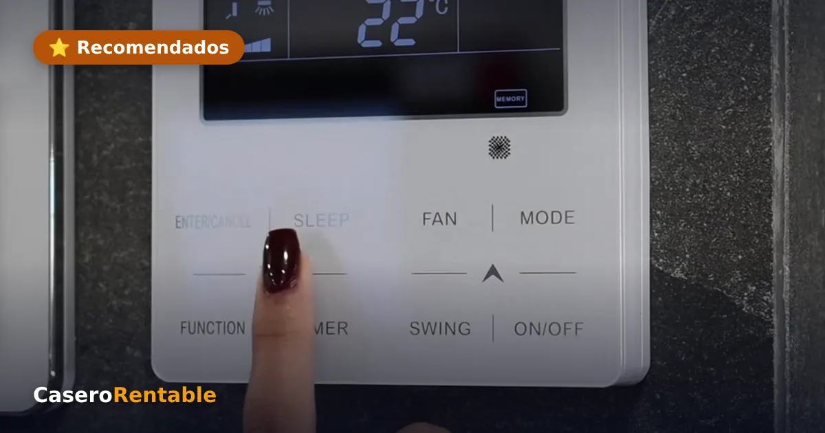 Mano pulsando el mando de climatización de una vivienda